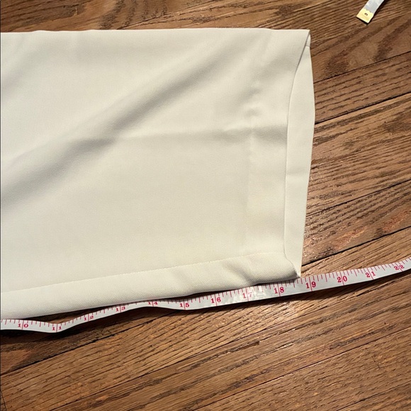 Willow & Thread Elegant White Capris with Front Pockets - Picture 14 of 14